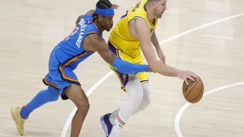 字母哥坚定留鹿城，传奇之光不邀自来，自带引力引动篮球星河！